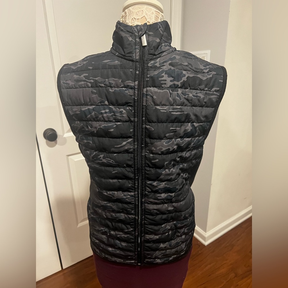 Perry Ellis Men’s Quilted Puffer Vest  Black/Charcoal Camo – Like New